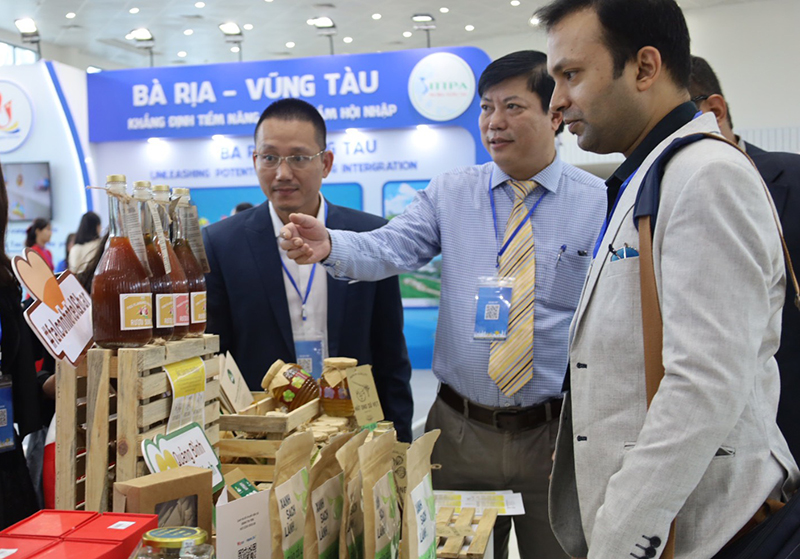 Du khách quốc tế tìm hiểu các đặc sản của Quảng Bình tại hội chợ.