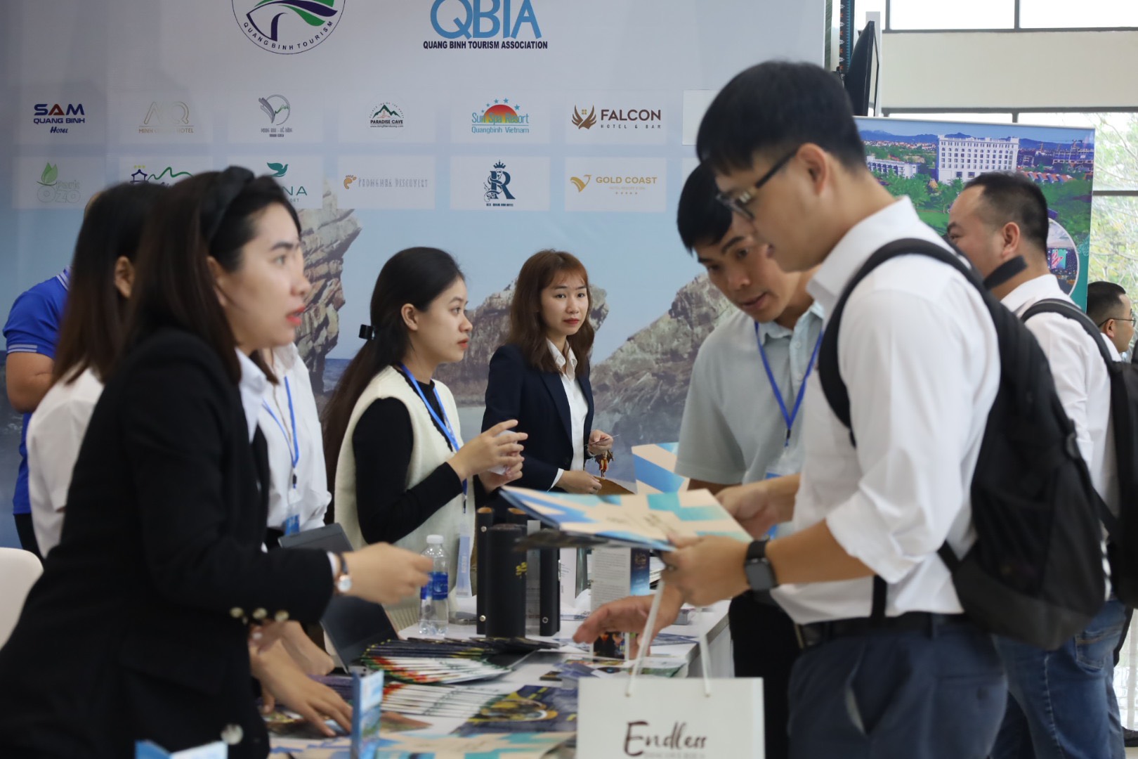 Các doanh nghiệp tìm hiểu sản phẩm du lịch Quảng Bình. 